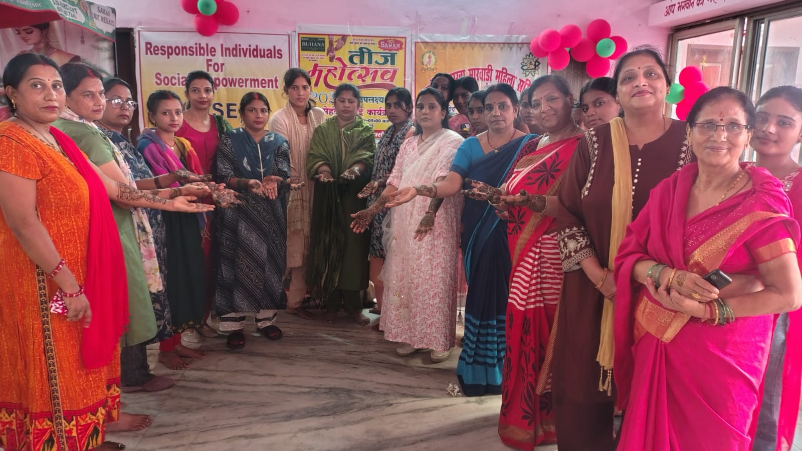 तीज महोत्सव में भाग लेती महिलाएं तीज महोत्सव में भाग लेती महिलाएं