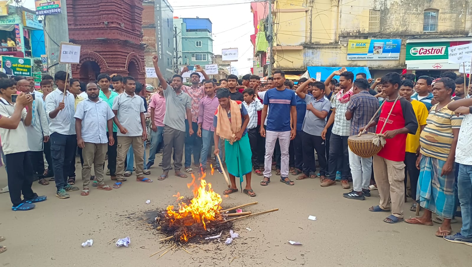 कारगिल चौक पर पुतला दहन करते लोग