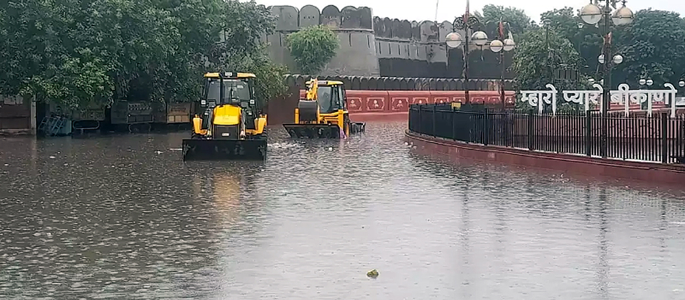 बारिश से बीकानेर में बदहाली का आलम पसरा, सड़क पर नदी के रूप में पानी बहा बारिश से बीकानेर में बदहाली का आलम पसरा, सड़क पर नदी के रूप में पानी बहा