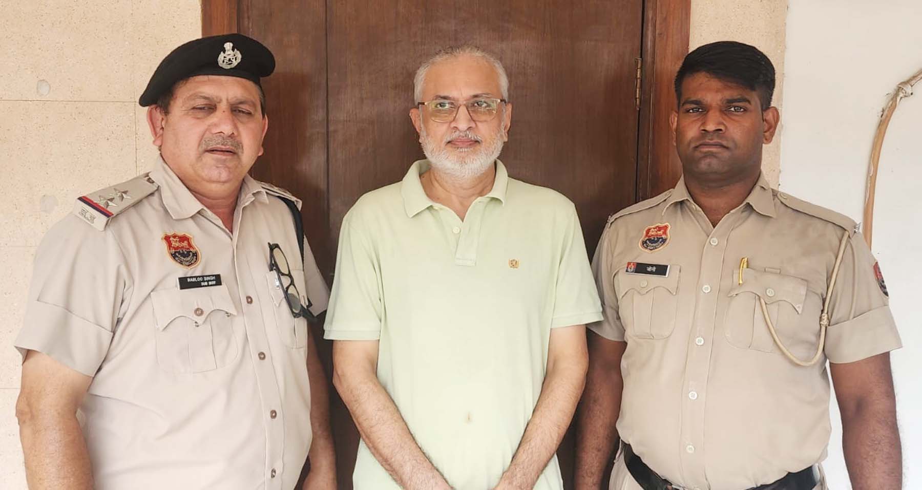 गुरुग्राम पुलिस की गिरफ्त में फर्जी बैंक गारंटी देकर धोखाधड़ी का आरोपी। गुरुग्राम पुलिस की गिरफ्त में फर्जी बैंक गारंटी देकर धोखाधड़ी का आरोपी।