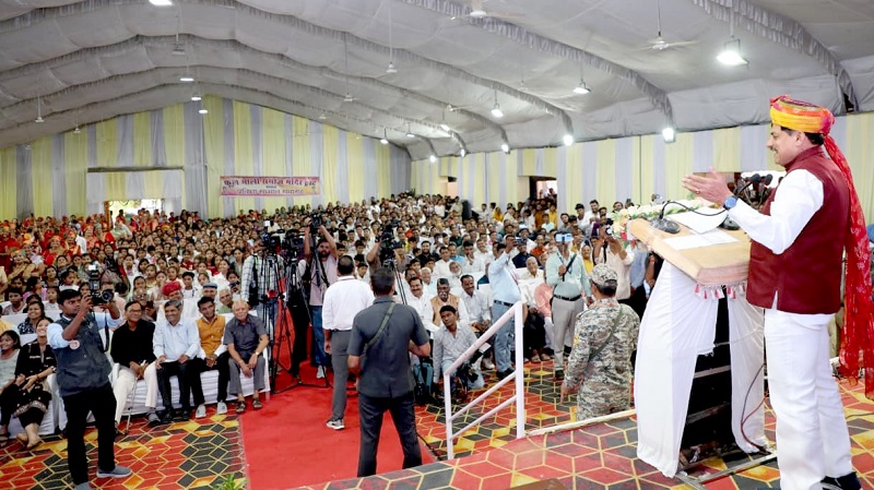 फूल माली समाज के सम्मान समारोह में बच्चों को सम्मानित करते हुए मुख्यमंत्री डॉ. मोहन यादव फूल माली समाज के सम्मान समारोह में बच्चों को सम्मानित करते हुए मुख्यमंत्री डॉ. मोहन यादव