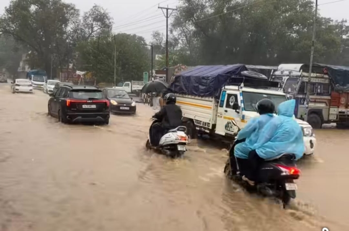 एनएच पर पानी। एनएच पर पानी।