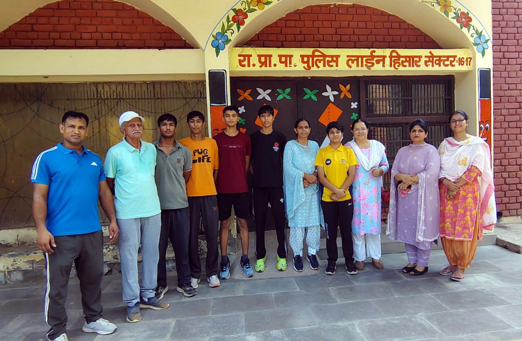 विजेता बच्चों को स्वागत करते स्कूल मुख्याध्यापिका एवं अन्य स्टाफ। विजेता बच्चों को स्वागत करते स्कूल मुख्याध्यापिका एवं अन्य स्टाफ।