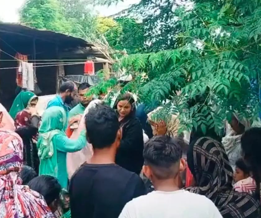 घर पर मौजूद भीड़ घर पर मौजूद भीड़