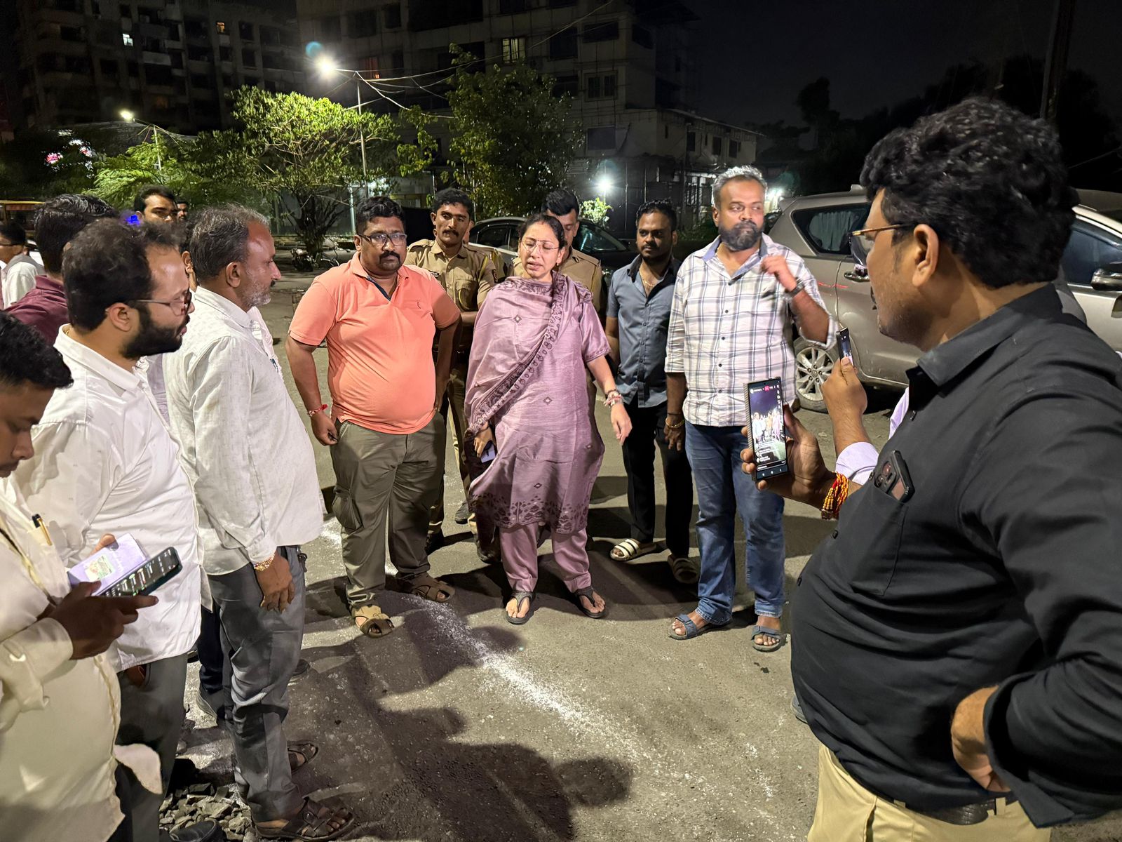 सड़क कार्य का निरीक्षण करती हुईं विधायक स्नेहा दुबे-पंडित। सड़क कार्य का निरीक्षण करती हुईं विधायक स्नेहा दुबे-पंडित।