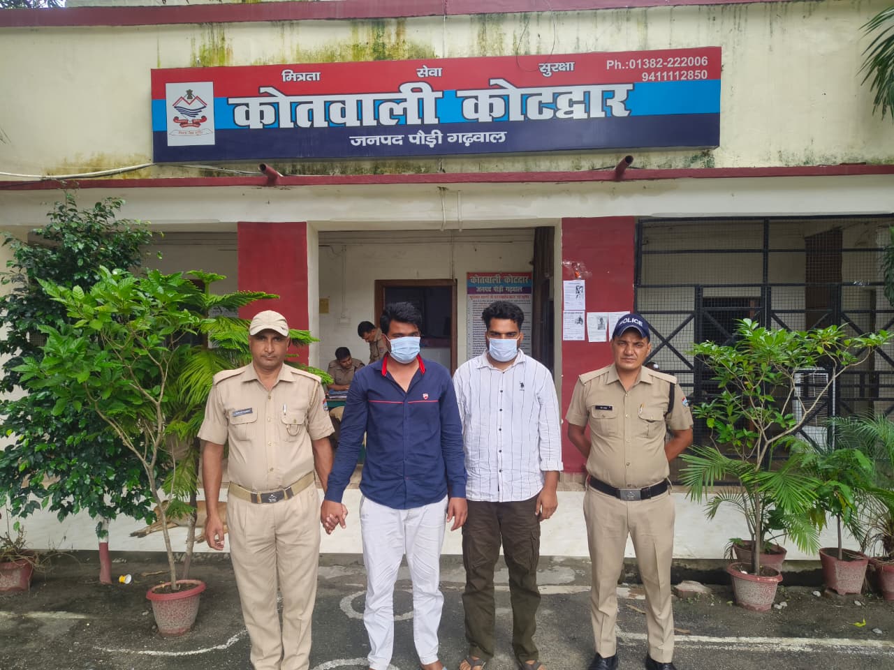 युवती से छेड़छाड़ करने वाले दोनों अभियुक्त पुलिस की गिरफ्त में युवती से छेड़छाड़ करने वाले दोनों अभियुक्त पुलिस की गिरफ्त में