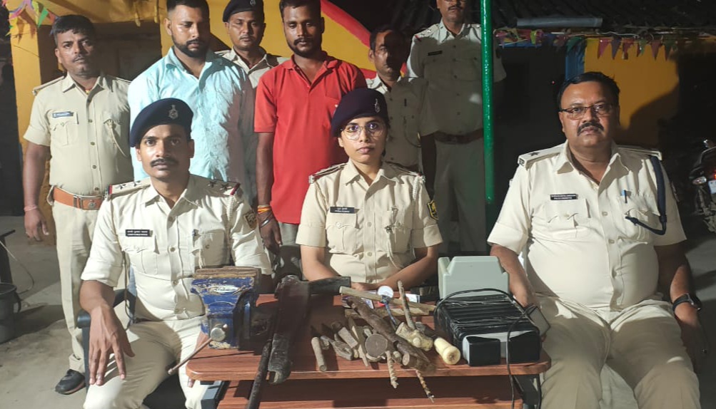 हथियार बनाने के औजार के साथ गिरफितार दोनो अभियुक्त हथियार बनाने के औजार के साथ गिरफितार दोनो अभियुक्त