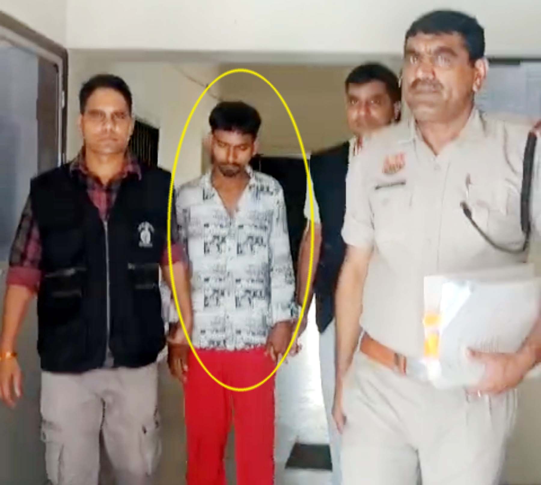 पुलिस गिरफ्त में यूट्यूबर एल्विश यादव के घर फायरिंग में बाइक उपलब्ध कराने का आरोपी। पुलिस गिरफ्त में यूट्यूबर एल्विश यादव के घर फायरिंग में बाइक उपलब्ध कराने का आरोपी।