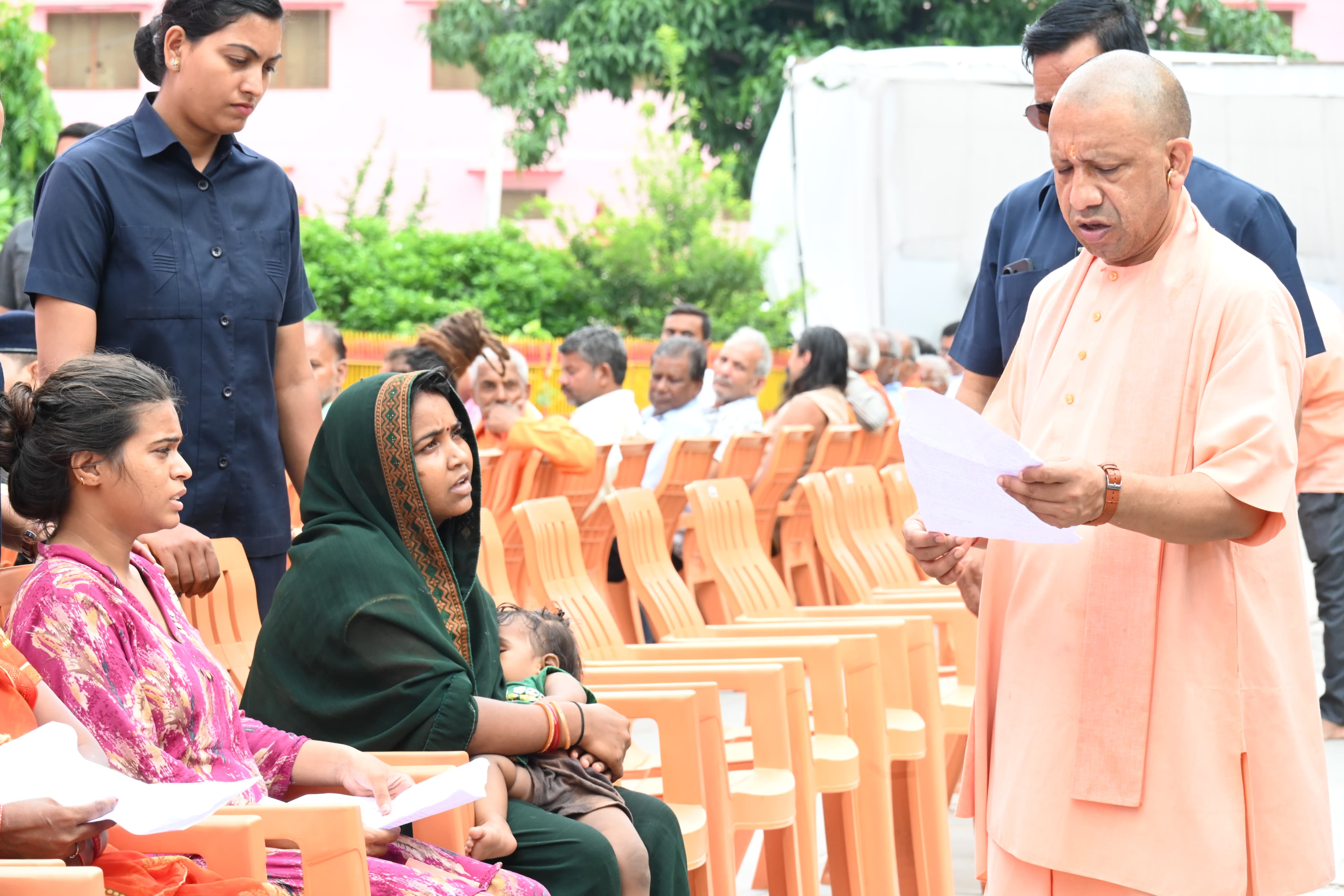 *जनता दर्शन में मुख्यमंत्री योगी आदित्यनाथ ने सुनीं 200 लोगों की समस्याएं* *जनता दर्शन में मुख्यमंत्री योगी आदित्यनाथ ने सुनीं 200 लोगों की समस्याएं*
