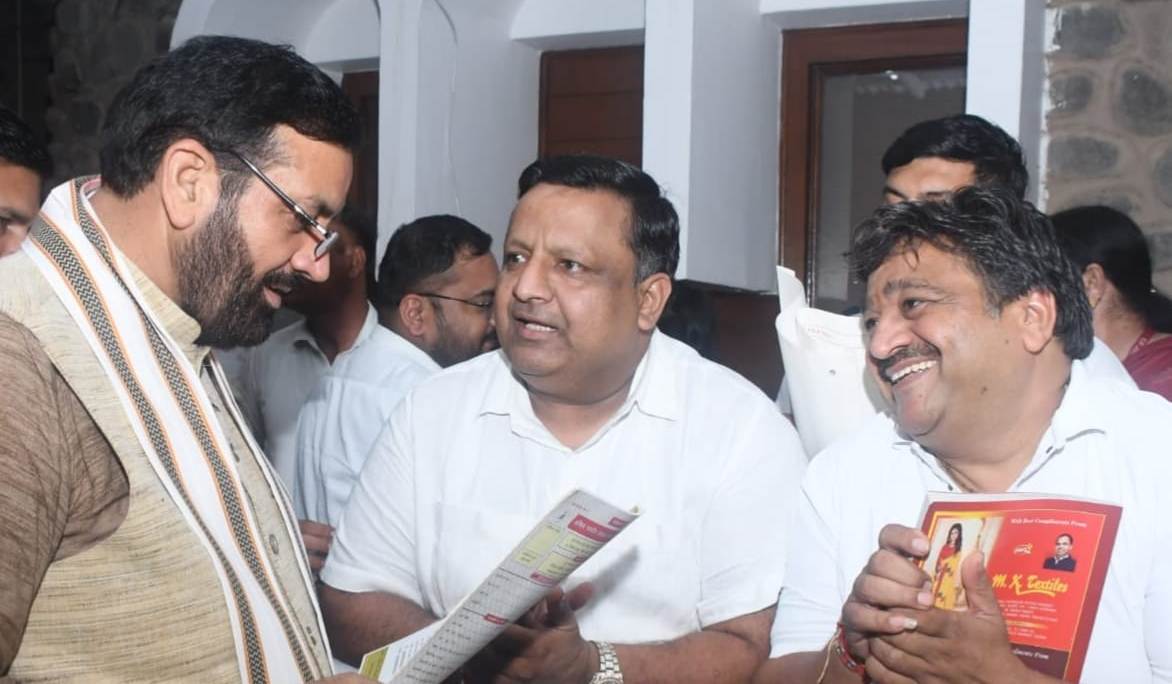 मुख्यमंत्री से परिचय सम्मेलन के बारे में बातचीत करते अग्रवाल समाज के प्रधान राजकुमार गोयल। मुख्यमंत्री से परिचय सम्मेलन के बारे में बातचीत करते अग्रवाल समाज के प्रधान राजकुमार गोयल।