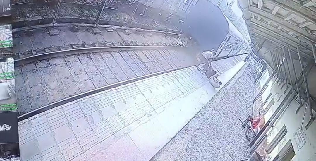 यात्री की जान बचाने की कोशिश में जुटे जवान।