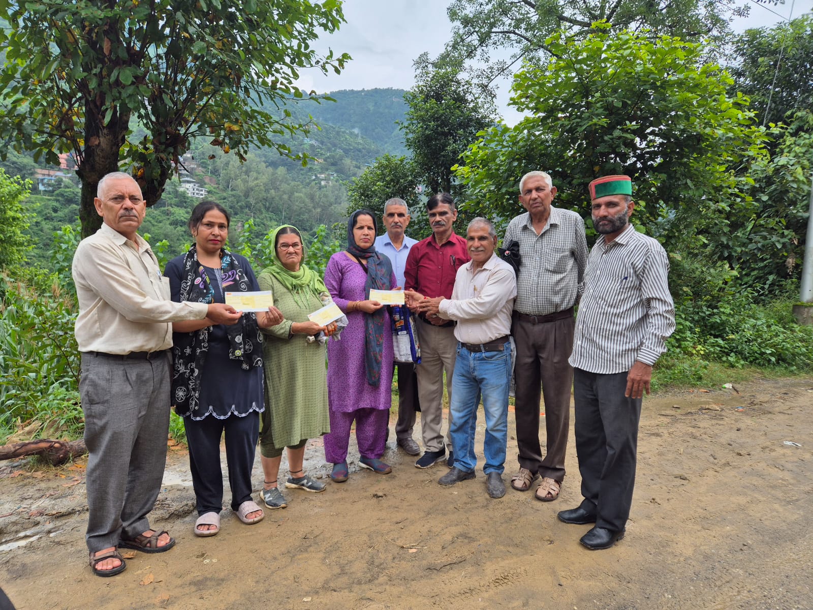 आपदा प्रभावितों को आर्थिक सहायता प्रदान करते हुए। आपदा प्रभावितों को आर्थिक सहायता प्रदान करते हुए।