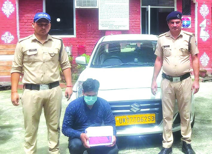 पुलिस गिरफ्त में आरोपित पुलिस गिरफ्त में आरोपित