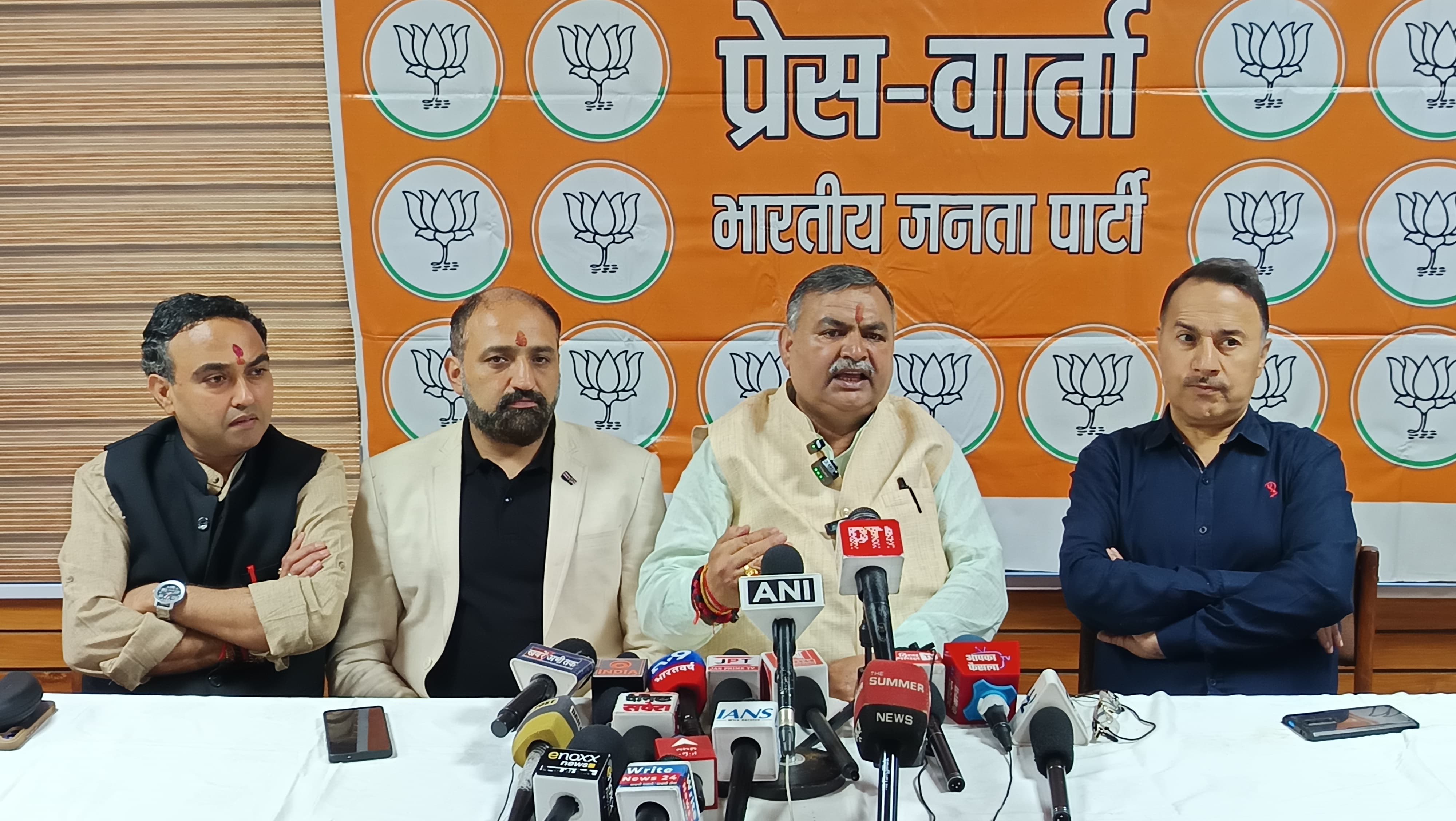 पत्रकार वार्ता को सम्बोधित करते हुए भाजपा नेता। पत्रकार वार्ता को सम्बोधित करते हुए भाजपा नेता।