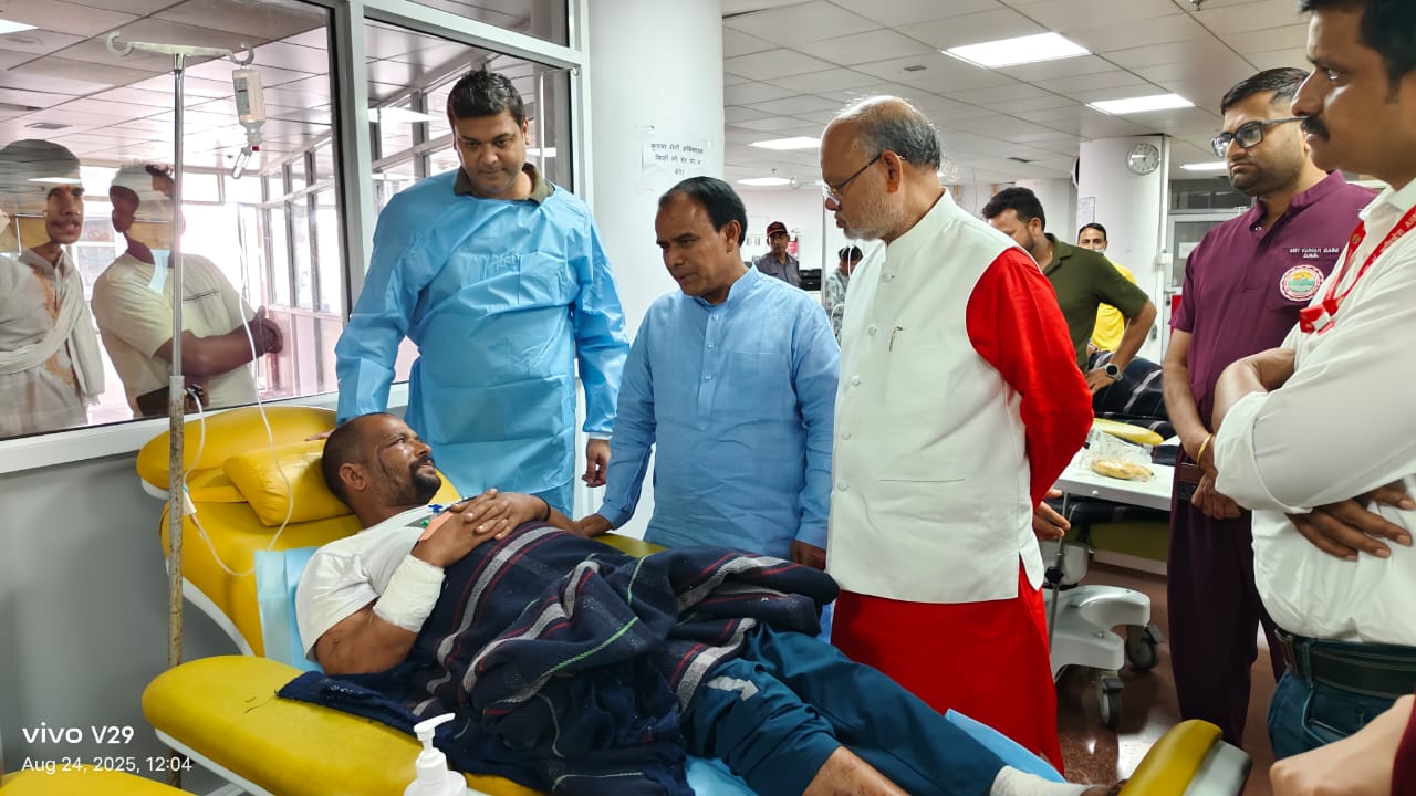 स्वास्थ्य मंत्री धन सिंह रावत ऋषिकेश एम्स में थराली आपदा प्रभावितों का स्वास्थ्य की जानकारी लेते। स्वास्थ्य मंत्री धन सिंह रावत ऋषिकेश एम्स में थराली आपदा प्रभावितों का स्वास्थ्य की जानकारी लेते।