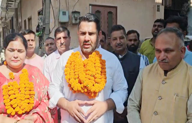सोनीपत: विधायक निखिल मदान और मेयर राजीव जैन विकास कार्य आरंभ करने अवसर पर बोलते हुए सोनीपत: विधायक निखिल मदान और मेयर राजीव जैन विकास कार्य आरंभ करने अवसर पर बोलते हुए