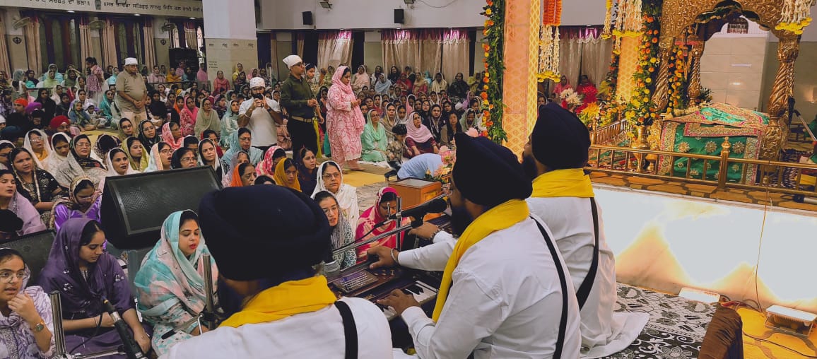 गुरुद्वारा में जुटे धर्मावलंबियों की तस्वीर गुरुद्वारा में जुटे धर्मावलंबियों की तस्वीर