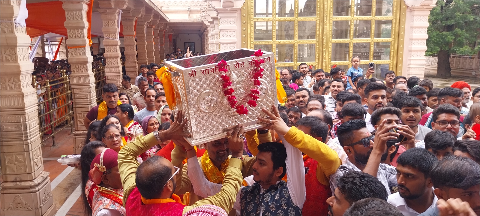 चित्तौड़गढ़ जिले के श्री सांवलियाजी मंदिर में एक भक्त ने चांदी का बॉक्स भेंट किया। चित्तौड़गढ़ जिले के श्री सांवलियाजी मंदिर में एक भक्त ने चांदी का बॉक्स भेंट किया।