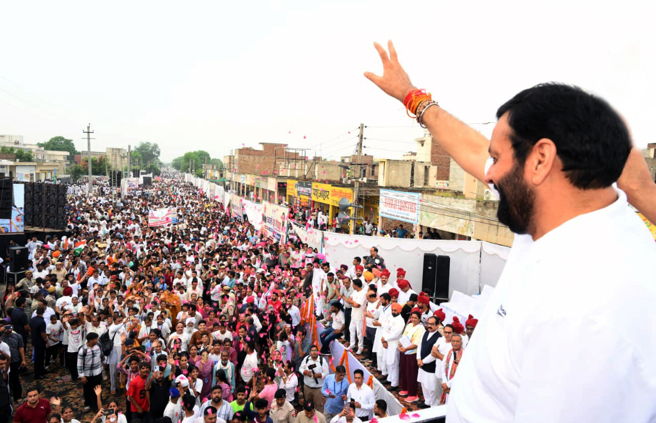 उपस्थित जनसमूह का अभिवादन करते सीएम। उपस्थित जनसमूह का अभिवादन करते सीएम।