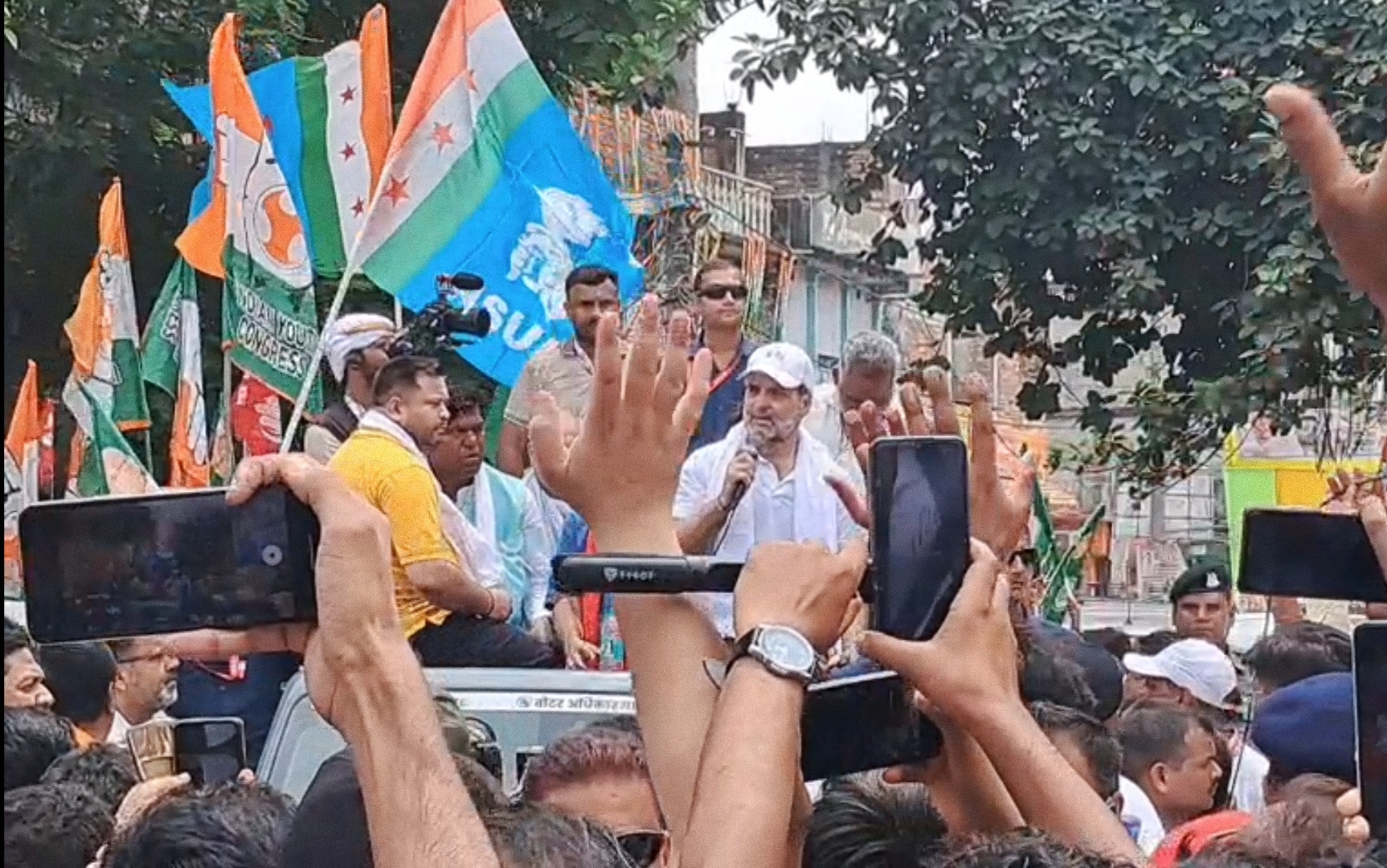 अररिया फोटो:राहुल गांधी और तेजस्वी प्रसाद वोटर अधिकार यात्रा पर अररिया मन अररिया फोटो:राहुल गांधी और तेजस्वी प्रसाद वोटर अधिकार यात्रा पर अररिया मन