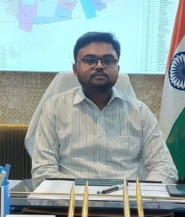 नगर आयुक्त अक्षत (फोटो)