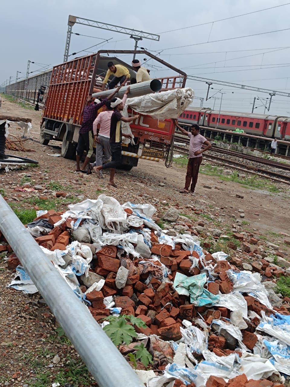 वाराणसी कैंट रेलवे स्टेशन पर नए हाई मास्ट टावर लगाने का कार्य वाराणसी कैंट रेलवे स्टेशन पर नए हाई मास्ट टावर लगाने का कार्य