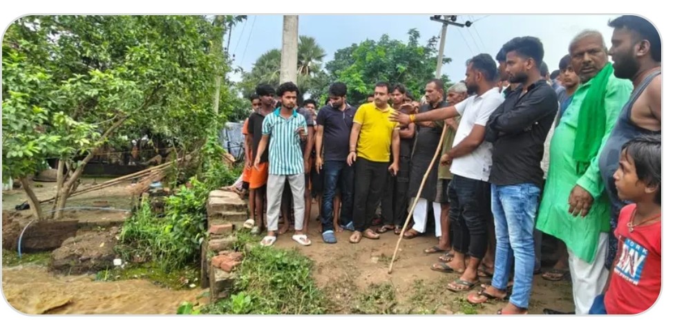 नदी टुटे तटबंध पर जमी भीड़ नदी टुटे तटबंध पर जमी भीड़