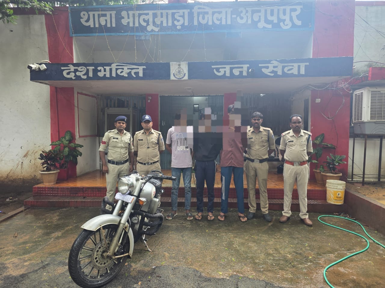 गिरफ्तार तीनाे अरोपी गिरफ्तार तीनाे अरोपी