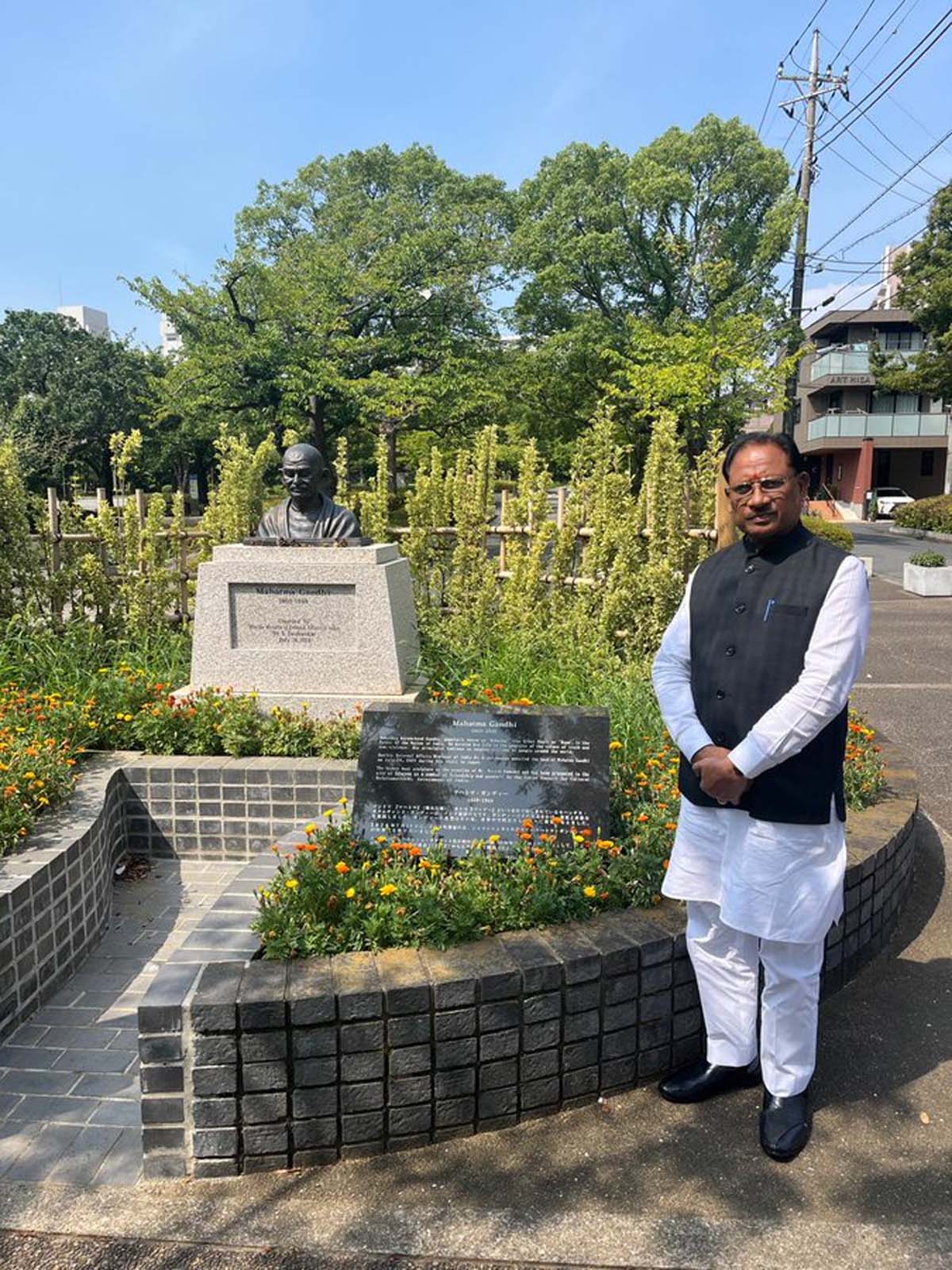 मुख्यमंत्री साय महात्मा गांधी को नमन करते मुख्यमंत्री साय महात्मा गांधी को नमन करते