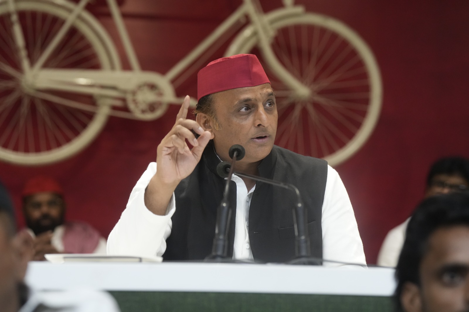 सपा के राष्ट्रीय अध्यक्ष अखिलेश यादव बाेलते हुए सपा के राष्ट्रीय अध्यक्ष अखिलेश यादव बाेलते हुए