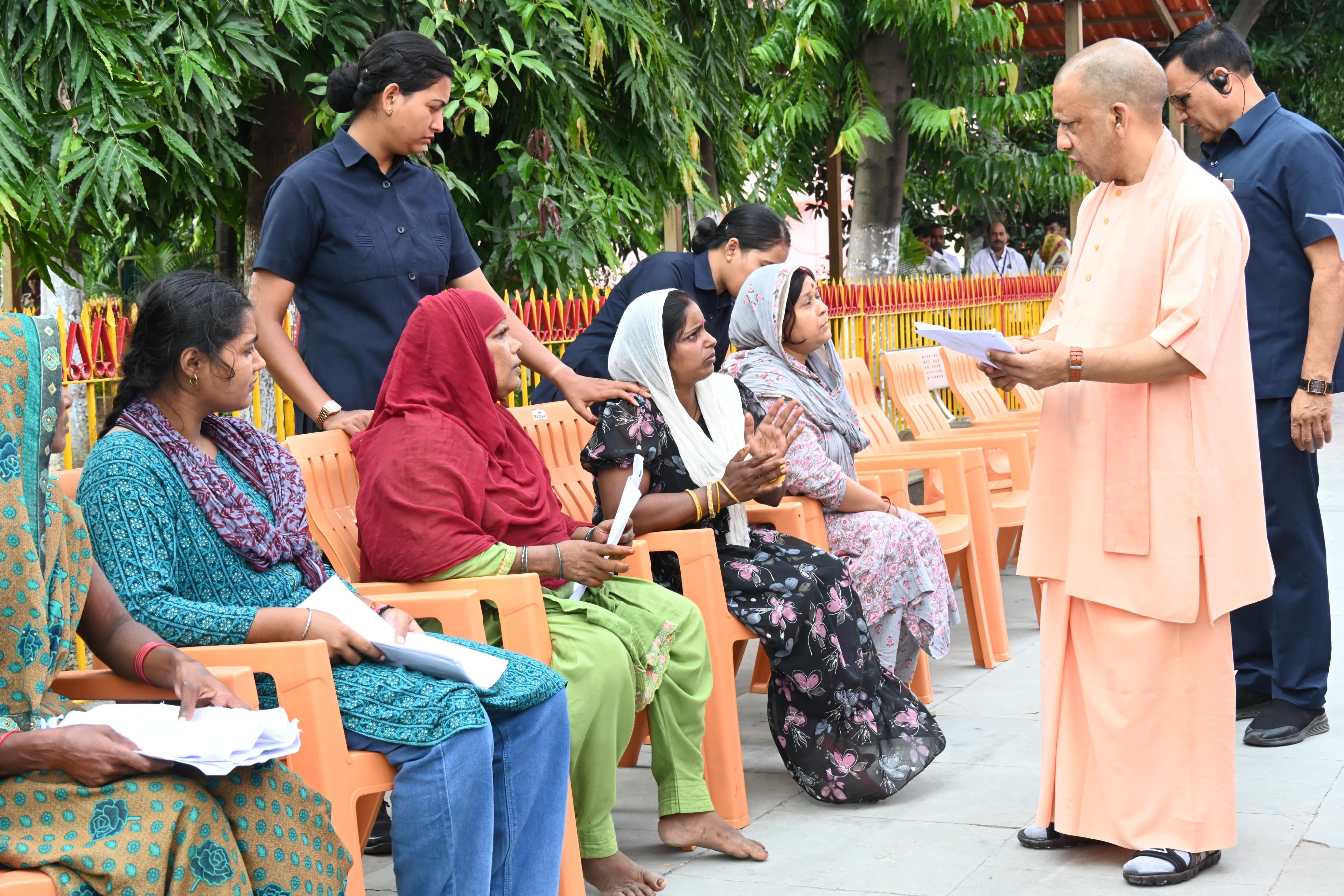*जनता दर्शन में मुख्यमंत्री योगी आदित्यनाथ ने सुनीं 200 लोगों की समस्याएं* *जनता दर्शन में मुख्यमंत्री योगी आदित्यनाथ ने सुनीं 200 लोगों की समस्याएं*