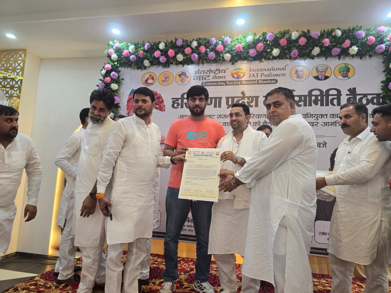 नियुक्ति पत्र सौंपते हुए। नियुक्ति पत्र सौंपते हुए।