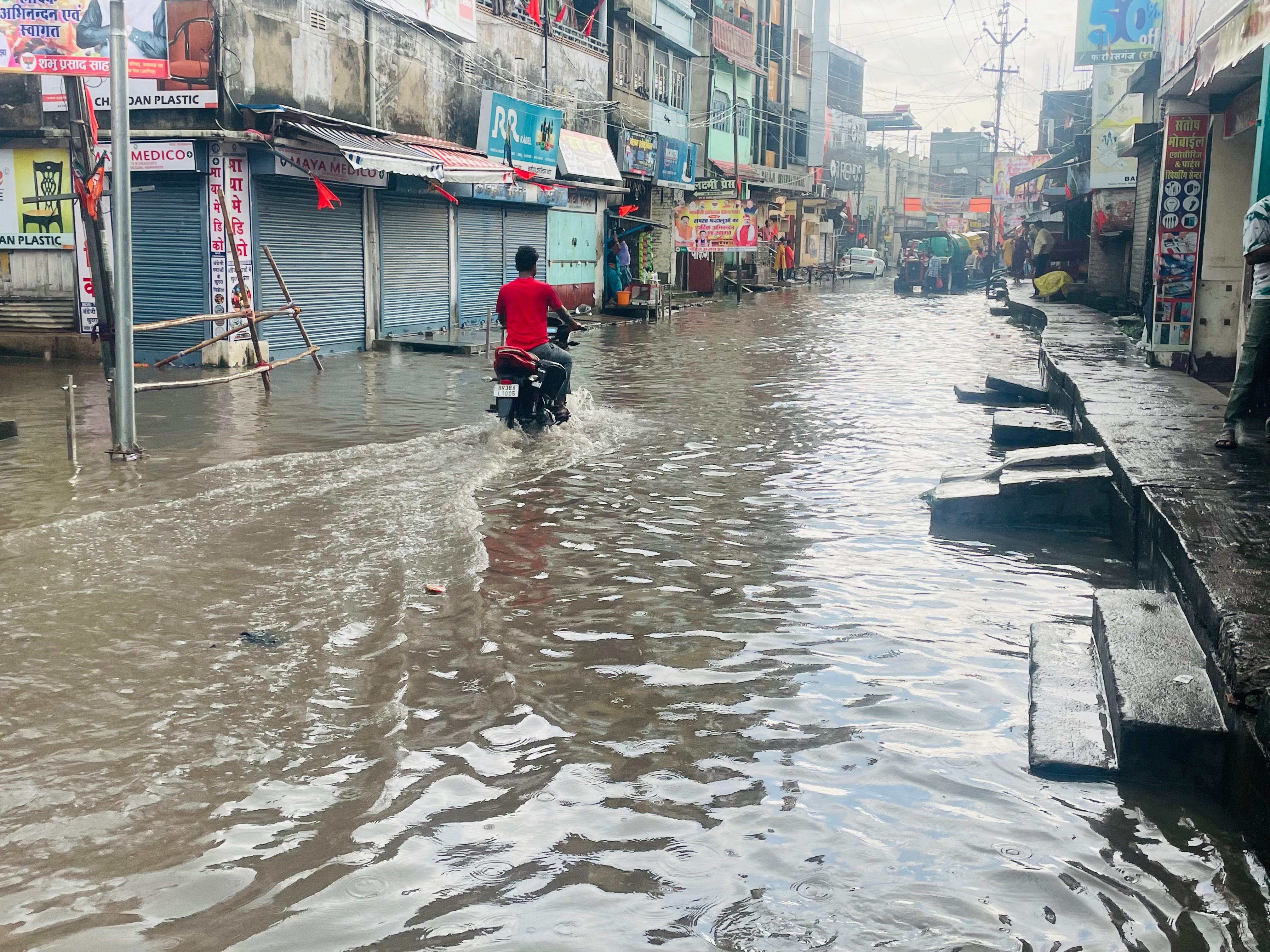 महावीरी झंडा जुलूस के दिन फारबिसगंज जलमग्न, नगर परिषद पर सवाल महावीरी झंडा जुलूस के दिन फारबिसगंज जलमग्न, नगर परिषद पर सवाल