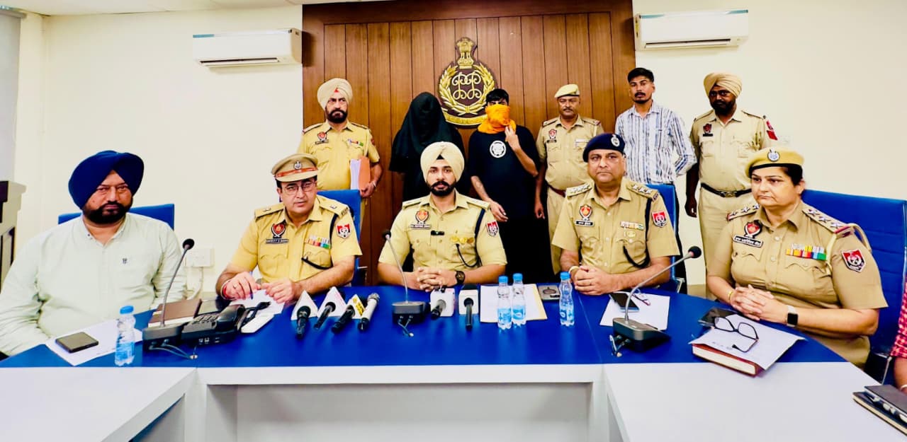 पंजाब पुलिस के अधिकारी पकड़े गए आरोपियों के साथ