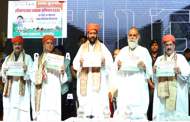 हरियाणा के मुख्यमंत्री नायब सैनी कुरुक्षेत्र में स्वच्छता पाेस्टर जारी करते हुए