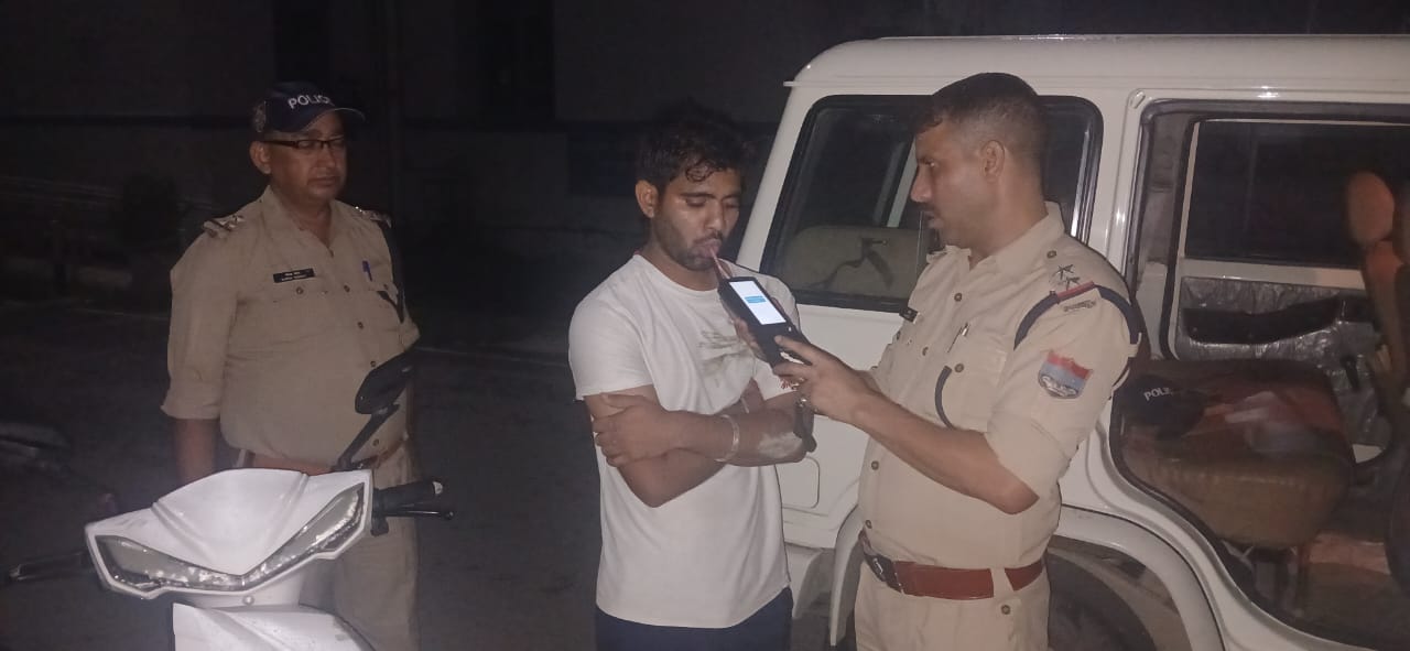 सार्वजनिक स्थल पर शराब पीते गिरफ्तार