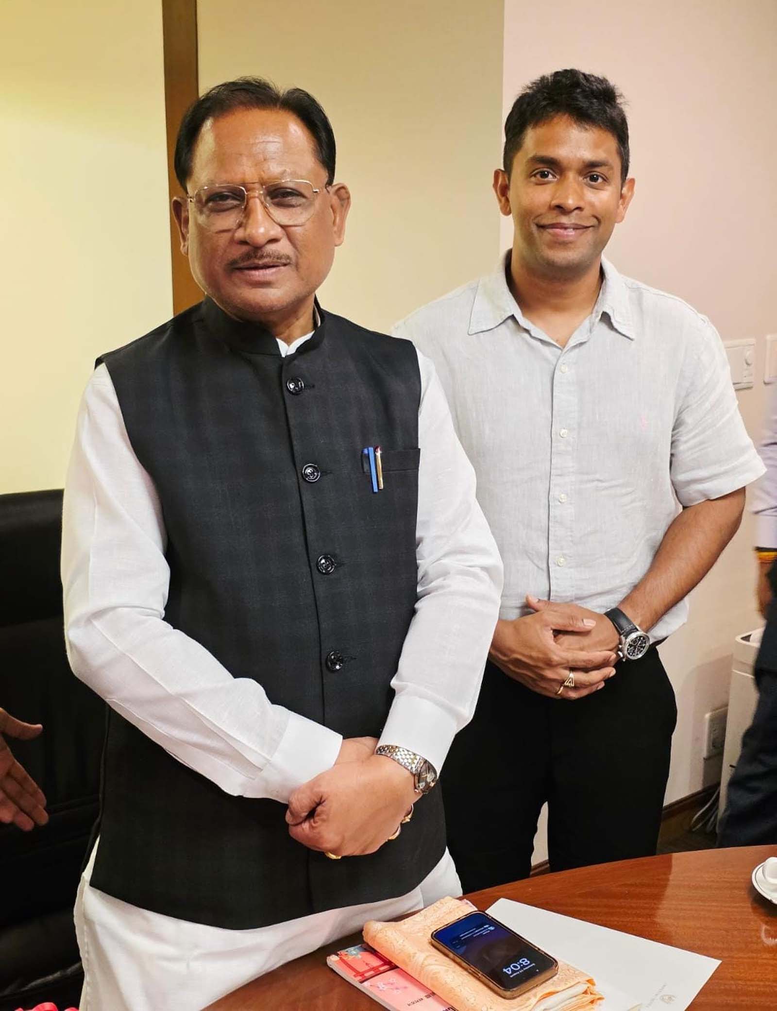 मुख्यमंत्री साय बस्तर के अविनाश तिवारी से टोक्यो में मुलाकात करते मुख्यमंत्री साय बस्तर के अविनाश तिवारी से टोक्यो में मुलाकात करते