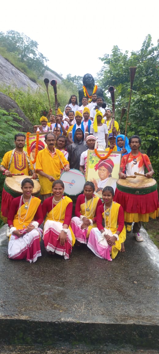 जयंती समारोह में जुटे समिति के लोग