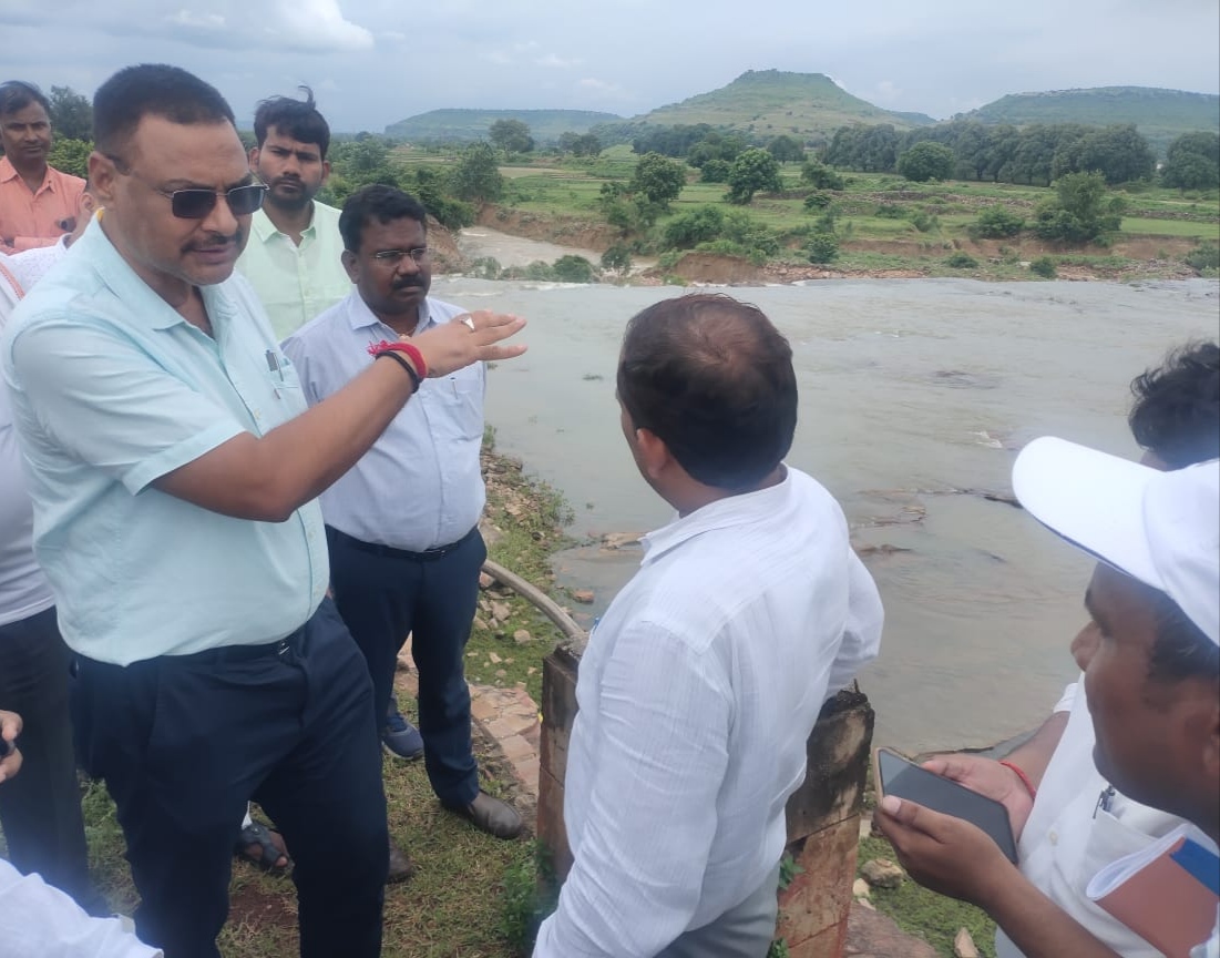 अहरौरा जलाशय पहुंच बांध की स्थिति का जायजा लेते जिलाधिकारी पवन कुमार गंगवार। अहरौरा जलाशय पहुंच बांध की स्थिति का जायजा लेते जिलाधिकारी पवन कुमार गंगवार।