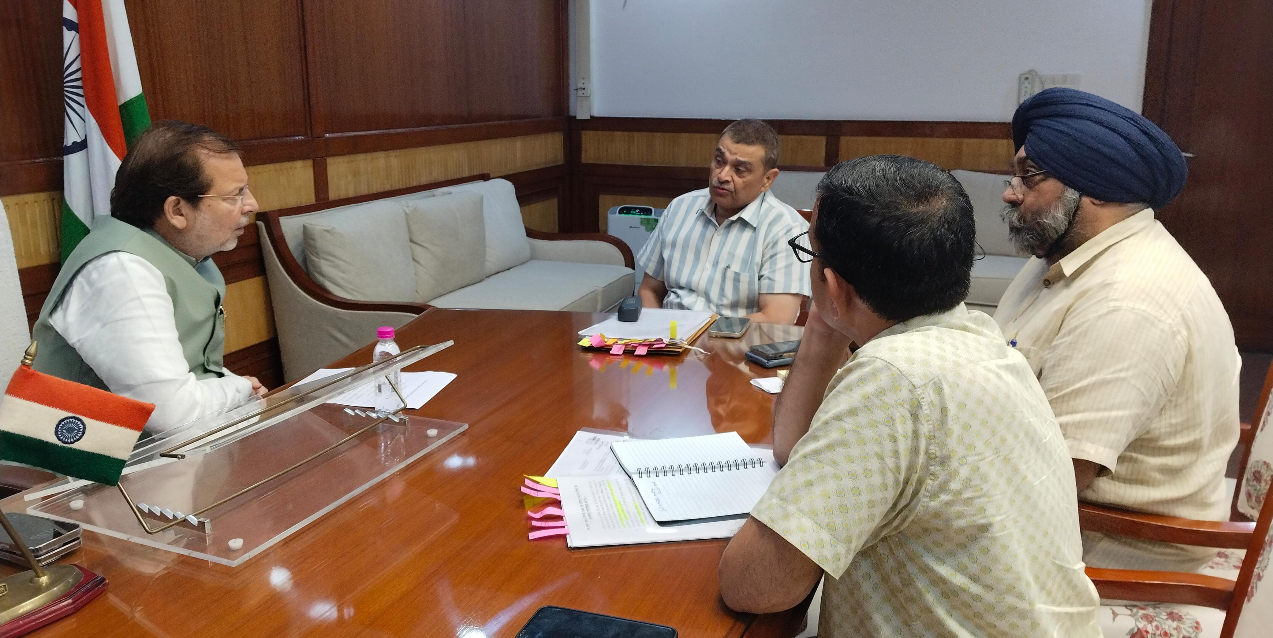 हरियाणा के जेल मंत्री अरविंद शर्मा अधिकारियाें की बैठक लेते हुए हरियाणा के जेल मंत्री अरविंद शर्मा अधिकारियाें की बैठक लेते हुए