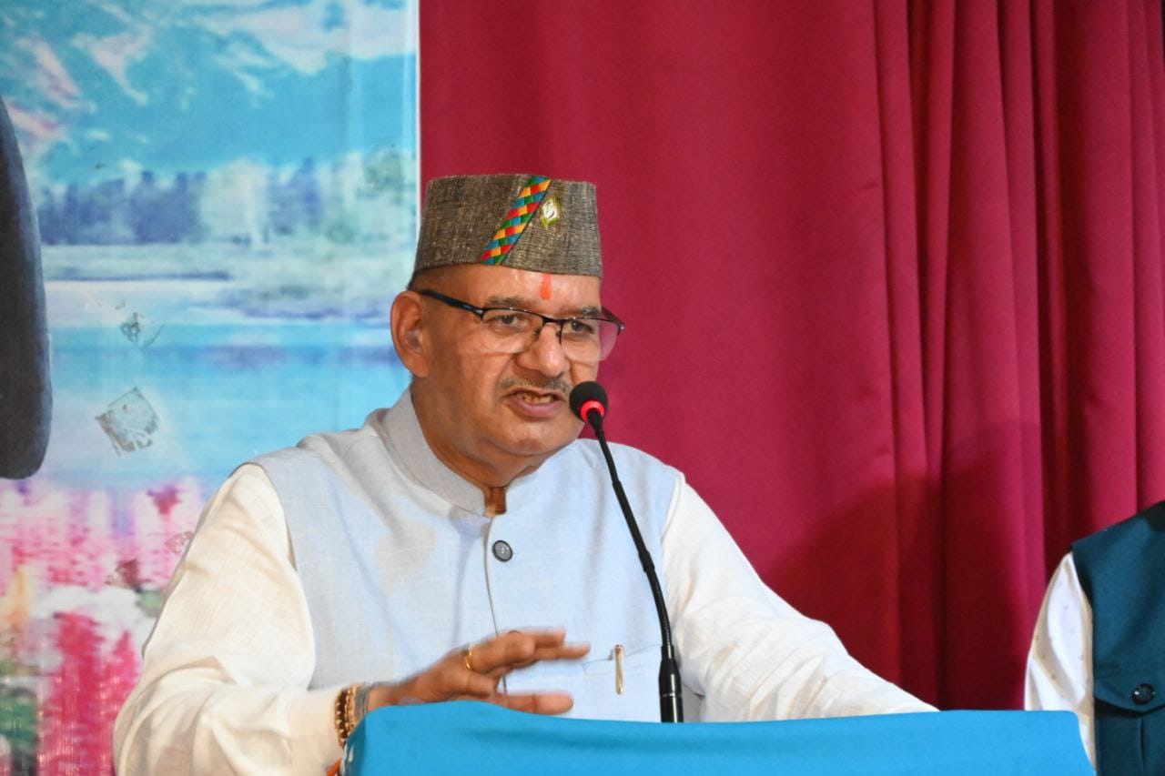 गढ़ी कैंट स्थित गोर्खाली सुधार सभागार में कार्यक्रम को संबोधित करते मंत्री गणेश जोशी। गढ़ी कैंट स्थित गोर्खाली सुधार सभागार में कार्यक्रम को संबोधित करते मंत्री गणेश जोशी।