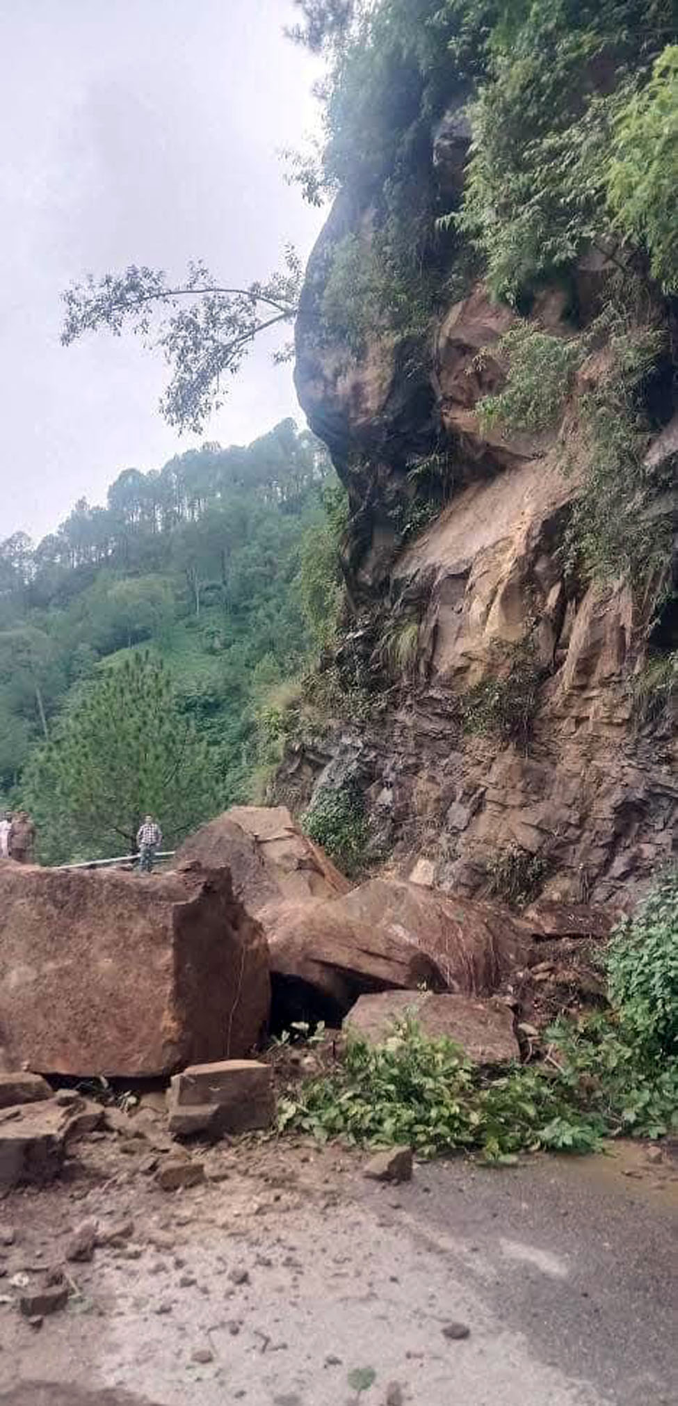 मंडी कुल्लू मार्ग पर वाहनों का लगा जाम, सड़क साफ करने में जुटी मशीनरी । मंडी कुल्लू मार्ग पर वाहनों का लगा जाम, सड़क साफ करने में जुटी मशीनरी ।