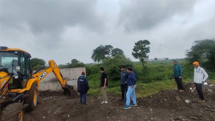 इंदौरः बाल्याखेड़ा स्थित बेशकीमती शासकीय भूमि से हटाया गया अतिक्रमण इंदौरः बाल्याखेड़ा स्थित बेशकीमती शासकीय भूमि से हटाया गया अतिक्रमण