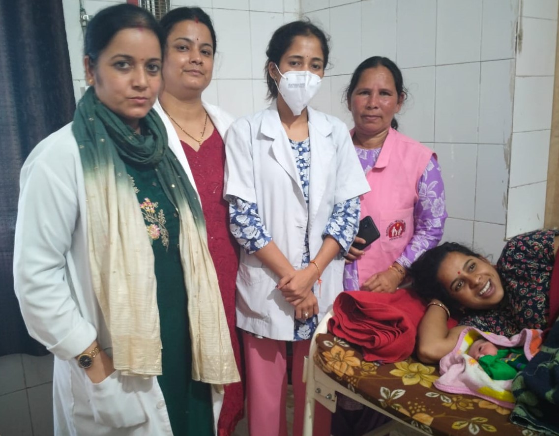 प्रसव के बाद जच्चा और बच्चा स्वास्थ्य विभाग की टीम के साथ। प्रसव के बाद जच्चा और बच्चा स्वास्थ्य विभाग की टीम के साथ।