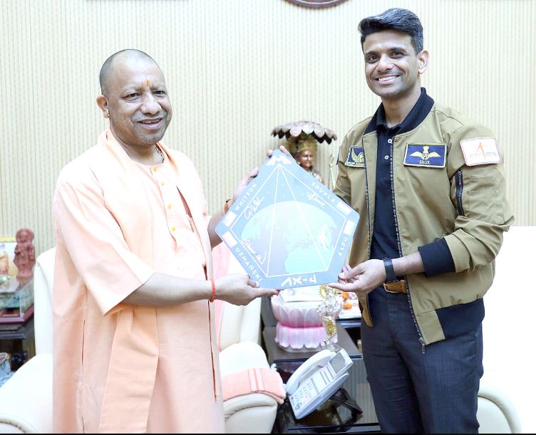 मुख्यमंत्री योगी से मिलते शुभांशु शुक्ला मुख्यमंत्री योगी से मिलते शुभांशु शुक्ला