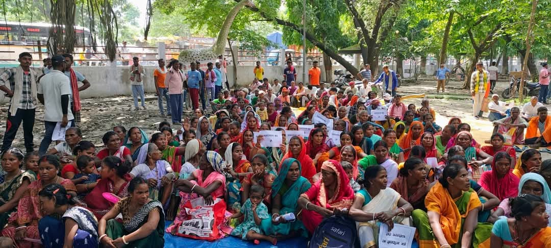 धरना दे रहे आदिवासी समाज के लोग धरना दे रहे आदिवासी समाज के लोग
