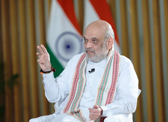 केंद्रीय गृह मंत्री अमित शाह सोमवार को 130वें संविधान संशोधन पर विचार रखते हुए