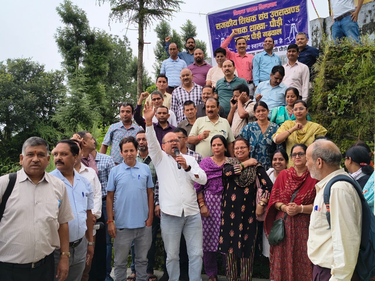 बीओ कार्यालय में धरना देते शिक्षक