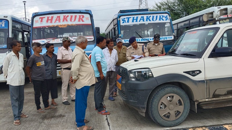 इंदौरः शहक के विभिन्न क्षेत्रों में बेतरतीब खड़ी बसों के विरूद्ध बड़ी कार्रवाई इंदौरः शहक के विभिन्न क्षेत्रों में बेतरतीब खड़ी बसों के विरूद्ध बड़ी कार्रवाई