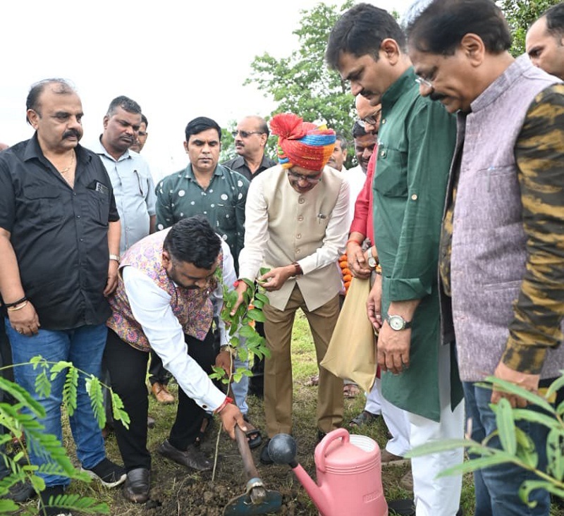 शिवराज सिंह ने भोपाल के स्मार्ट सिटी पार्क में पौधा रोपा शिवराज सिंह ने भोपाल के स्मार्ट सिटी पार्क में पौधा रोपा